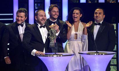 Venezuelan director Miguel Ferrari (2L) and members of his cast stand after winning the Goya award for Best Ibero-American Film for &#039;Azul y no tan rosa&#039;. 