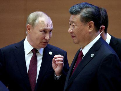 Russian President Vladimir Putin speaks with Chinese President Xi Jinping before an extended-format meeting of heads of the Shanghai Cooperation Organization summit (SCO) member states in Samarkand, Uzbekistan September 16, 2022.