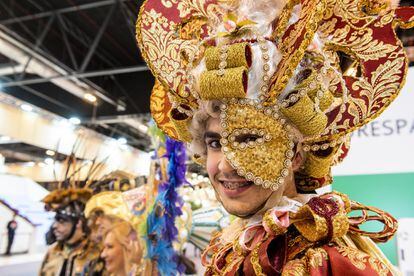 A young person wearing a Badajoz Carnival costume.