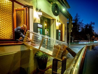 A restaurant in Frankfurt delivers takeaway food due to the closure of the hostelry sector in Germany.