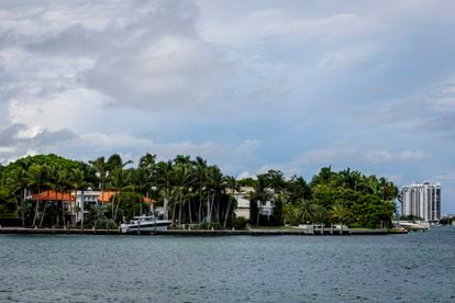 Vista del mes pasado de bienes raíces en el lado sur de Star Island en Miami, Florida.