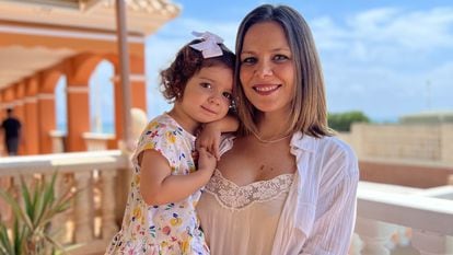 Mónica Piqueres, diagnosed with breast cancer in 2020, with her two-and-a-half-year-old daughter.
