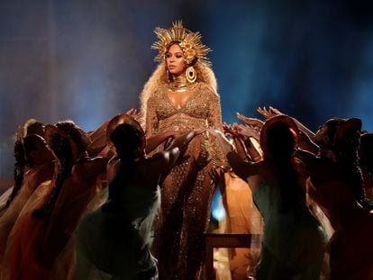 Beyoncé performing at the 2017 Grammy Awards.