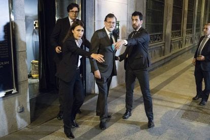 Rajoy leaves a restaurant the night of the debate.