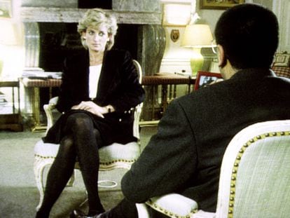Diana of Wales' interview with journalist Martin Bashir on the BBC's 'Panorama' program in November 1995 was described as the scoop of the century by the British media. Three years after separating from Charles, the princess discussed her fears, her need to be heard and the infidelities of both. The interview left memorable phrases such as "There were three of us in this marriage, so it was a bit crowded." The couple signed the divorce papers shortly after that, in August 1996, after 15 years of marriage. In late 2020, a plot of blackmail and lies used to convince Diana to grant the interview was uncovered, and the BBC was forced to apologize.