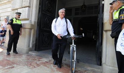 Joan Ribó, mayor of Valencia, leaves City Hall with his bicycle.