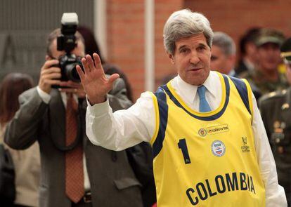 US Secretary of State John Kerry wearing a Colombia jersey while visiting injured soldiers on Monday.