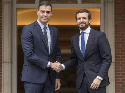 Prime Minister Pedro Sánchez (l) and Popular Party leader Pablo Casado in February.
