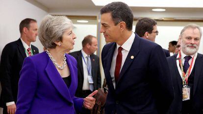 Pedro Sánchez speaks to British Prime Minister Theresa May in Brussels.