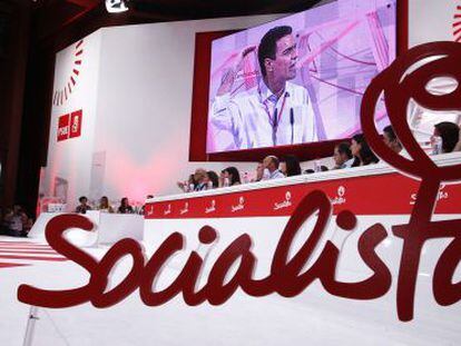 Pedro Sánchez addresses Socialist Party members to promise them change.