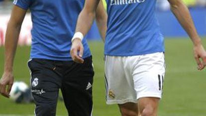 Gareth Bale leaves the Bernab&eacute;u field after suffering a thigh injury. 