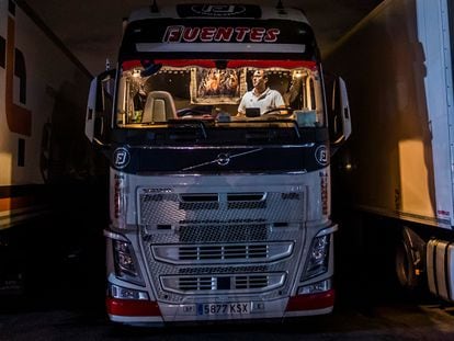 DVD 1077 (20-10-21) Lázaro Bermejo, camionero murciano de la empresa Hermanos Fuentes, en una estación de servicio en Huntingdon, Reino Unido, donde va a descargar el camión lleno de uvas, el 14 de octubre de 2021. Foto Samuel Sánchez