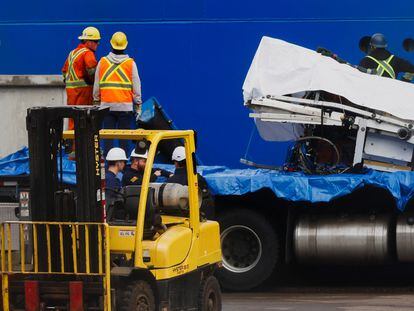 Operators unload recovered parts of the 'Titan' in Saint John, Newfoundland (Canada), on June 28.