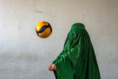 The woman volleyball player in this picture covers up her identity for fear of reprisals. Mahjabin Hakimi, a young player in the Afghan volleyball team, was one of the promising players in the field and participated in international and national competitions with a club in Kabul. She was beheaded by the Taliban in October 2021.