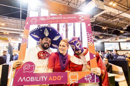 Mexican wrestlers (known as luchadores), mariachis and catrinas roam the Mexican stand.