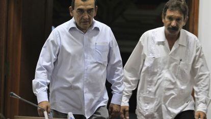 FARC commander Mauricio Jaramillo (left) arrives at a news conference in Havana.