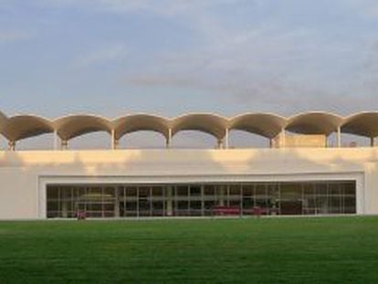 The La Zarzuela grandstand, designed in 1934 by Arniches, Dom&iacute;nguez y Torroja, and now renovated by the Junquera studio. 