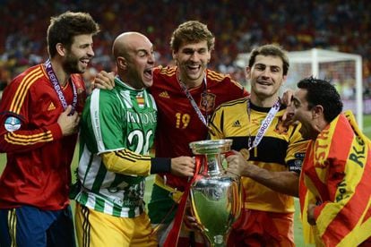 Spanish players (From L) Gerard Piqu&eacute;, Pepe Reina, Fernando Llorente, Iker Casillas and Xavi Hernandez pose with the trophy in Kiev&#039;s Olympic Stadium.