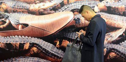 A visitor to the shoe fair held in Shanghai last month. Spanish firms are looking to increase sales in China. 