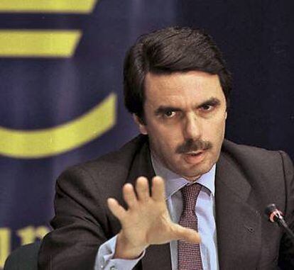 Former PM José María Aznar at the European summit that approved the creation of the euro in May 1998.