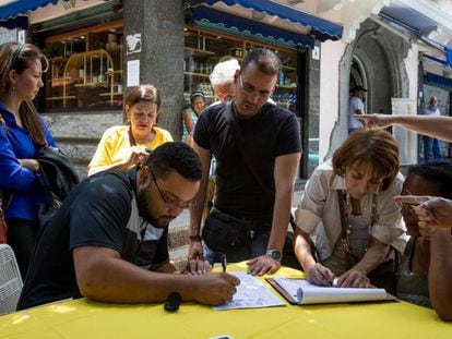 Opponents of President Nicolás Maduro sign the petition for a recall referendum.