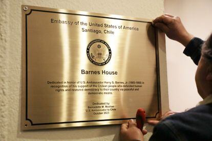 Plaque in honor of Harry Barnes Jr. at the U.S. Embassy in Chile.
