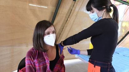 A nurse administering a dose of AstraZeneca in León.