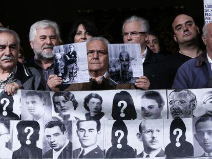 High Court Judge Baltasar Garz&oacute;n (third from right) and other demonstrators at the Ateneo in Madrid on Sunday. 