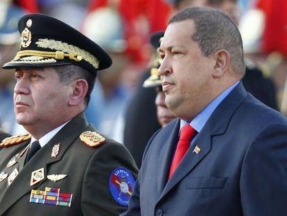 General Rangel Silva (left) stands next to Hugo Ch&aacute;vez last January 17 in Caracas.