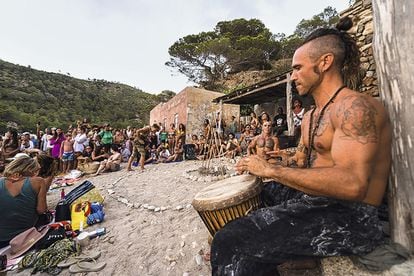 The classic drum circle on Benirrás beach.