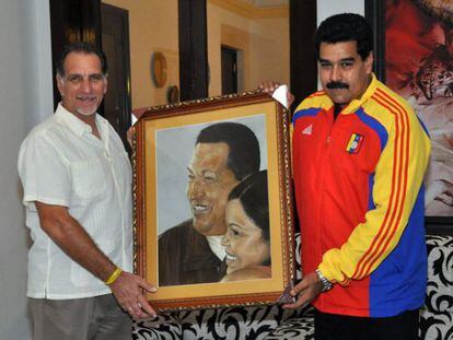 René González and Maduro hold a portrait of the late Chávez
