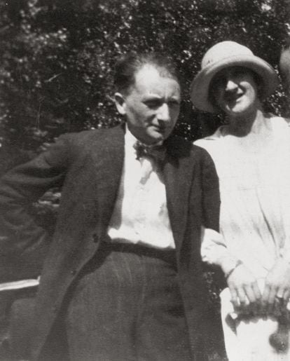 Joseph Roth, with his wife, Andrea Manga Bell, in Austria in 1933.