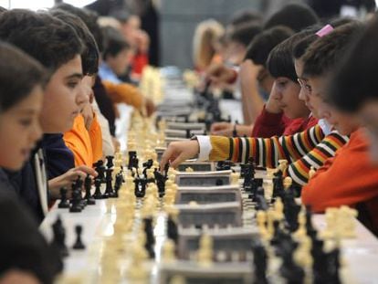 Children at a chess competition in Ourense.