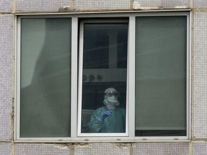 A health worker at the Intensive Care Unit at La Paz Hospital in Madrid.