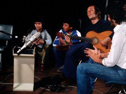 Camar&oacute;n (l), Paco de Luc&iacute;a on guitar and Tomatito (far right) during a recording session in 1981.