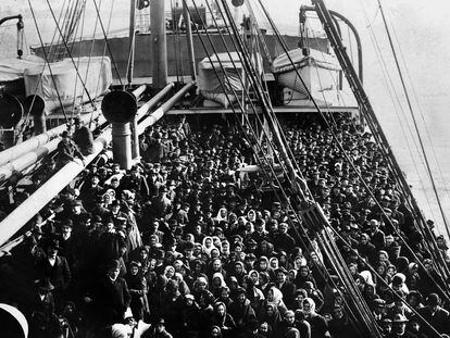 A ship headed for Ellis Island in 1906.