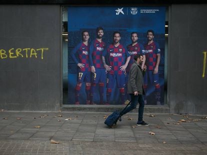 Graffiti in Catalan reading “Freedom” near the Camp Nou stadium.