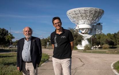 Nobel laureates Michel Mayor (l) and Didier Queloz in the European Space Agency Center in Villafranca del Castillo.