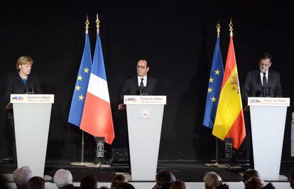 French President Francois Hollande (center), German Chancellor Angela Merkel (left) and Spanish Prime Minister Mariano Rajoy in Seyne-les-Alpes.