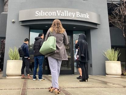 People stand outside of an entrance to Silicon Valley Bank in Santa Clara, California, on March 10, 2023.