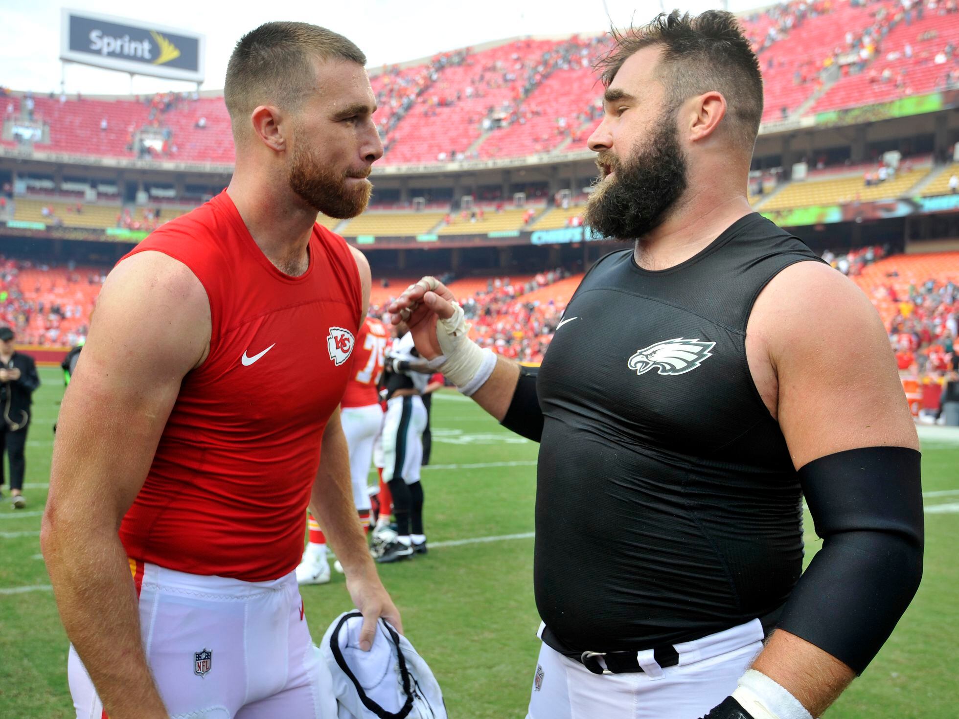 Travis Kelce emotional speaking about brother at Super Bowl - Los