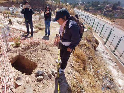 The grave dug by those who stole the body of Celia Esquivel’s son in the Sol de Oro cemetery in Cusco’s San Sebastian district.