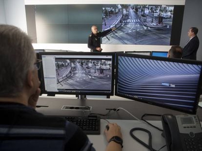 The local chief of police in Marbella, Javier Martín (l), and the council’s computer specialist, José Alonso, explain the new video surveillance system.