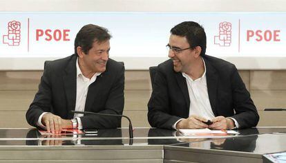 Javier Fernández (l), head of the PSOE interim management team.
