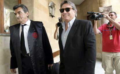 The former Llucmajor councilor Joaqu&iacute;n Rabasco (r) arriving at the courthouse in Palma with his lawyer.