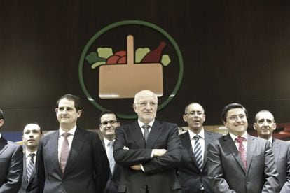 The chairman of Mercadona, Juan Roig, with the firm's team of directors.