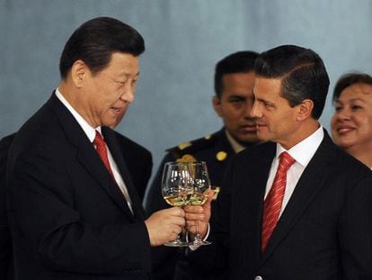 Mexican President Enrique Pe&ntilde;a Nieto (r) and his Chinese counterpart Xi Jinping make a toast during an honor dinner at the National Palace in Mexico City, on June 4.