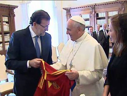 Rajoy hands Pope Francis a Spain national soccer team shirt