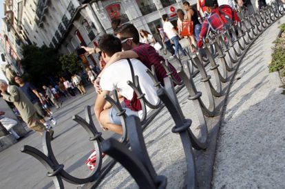 Weary tourists will now be able to take the weight of their feet in the Puerta del Sol.