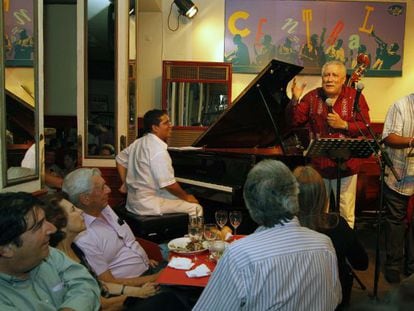 Paquito D'Rivera performs in the Café Central for an audience that includes author Mario Vargas Llosa (third from left).